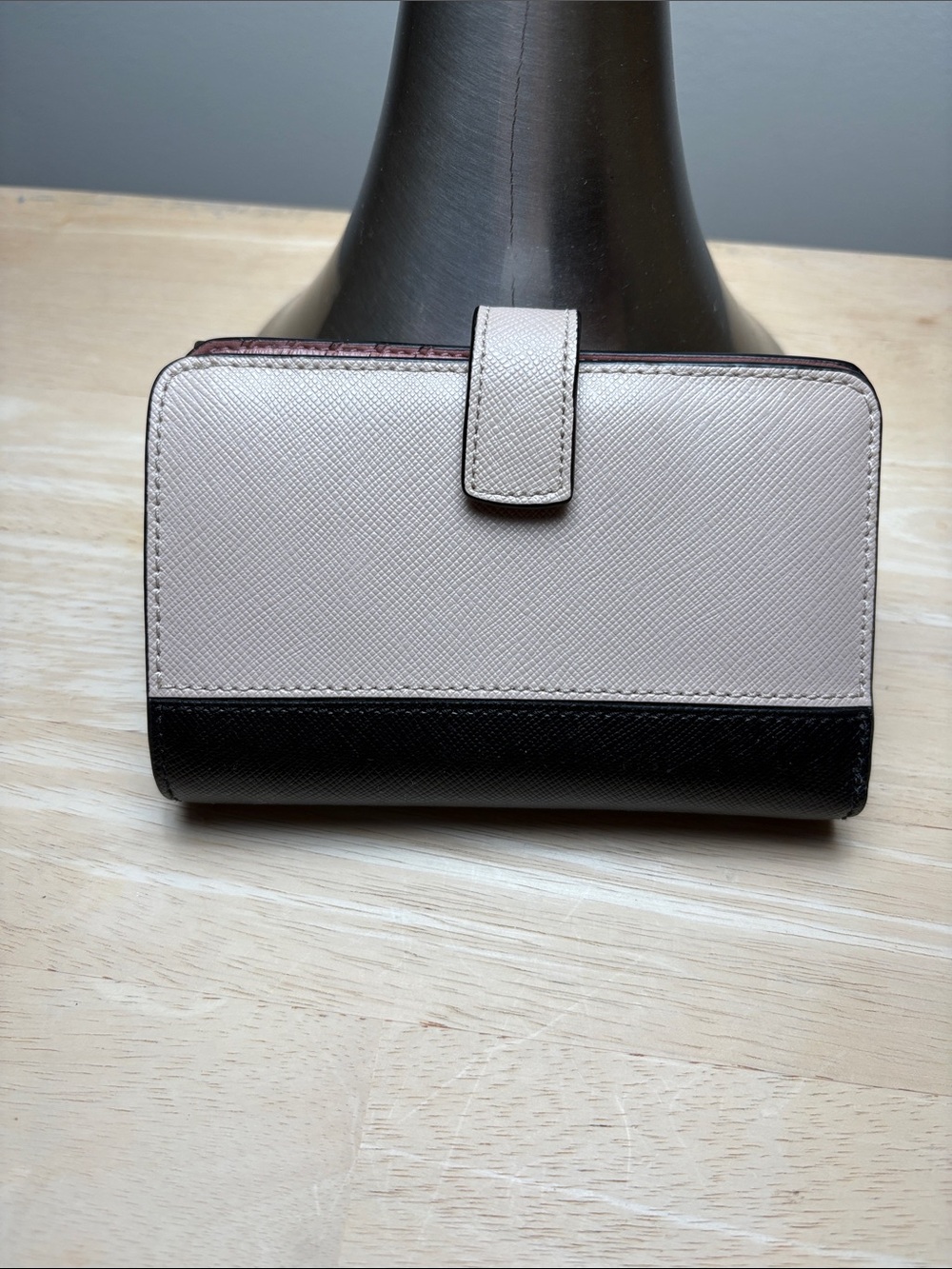 kate spade two-tone leather wallet in beige and black - Picture 2 of 9